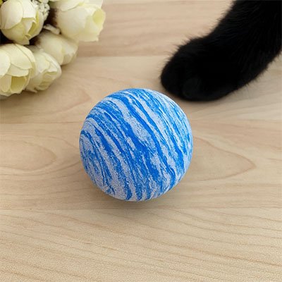 Balle pour chat bleu gros plan